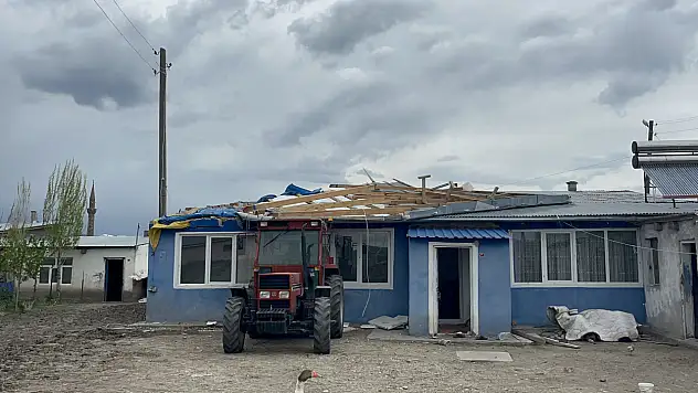 Kars'ta fırtına çatıları uçurdu, güneş panellerini metrelerce savurdu