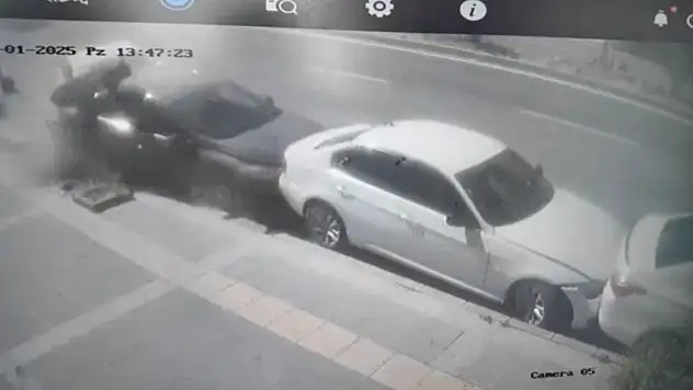Kars'ta fren yerine gaza basan sürücü, park halindeki dört araca çarptı!
