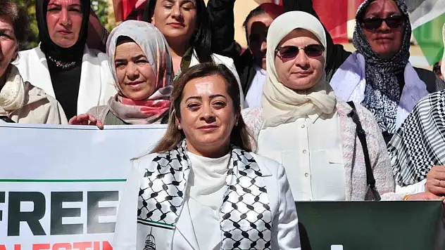 Kars'ta Gazze için sessiz çığlık etkinliğiyle kadınlar zulme karşı birleşti
