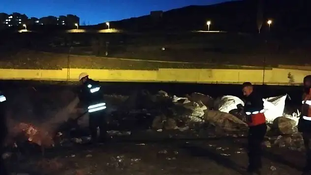 Kars'ta geri dönüşüm yüklü kamyonet yandı