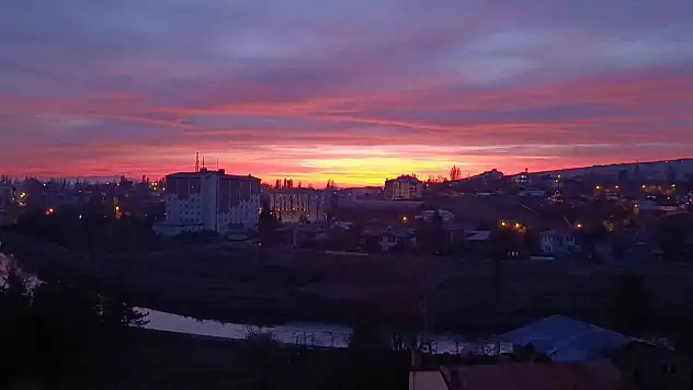 Kars'ta Gün Batımı: Gökyüzü Kızıl Tonlarla Büyülüyor