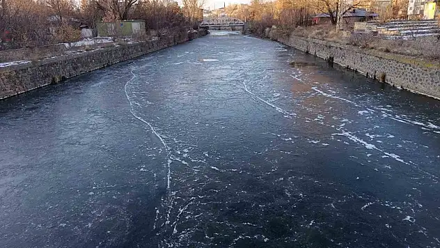 Kars'ta Hava Eksi 15 Derece, Kars Çayı Bir Günde Dondu