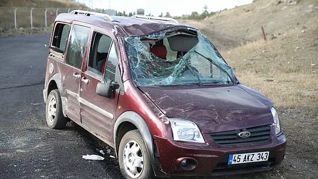 Kars'ta iki araç çarpıştı: 3 kişi yaralandı