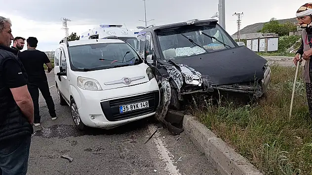 Kars'ta iki otomobil çarpıştı: 3'ü çocuk 5 yaralı