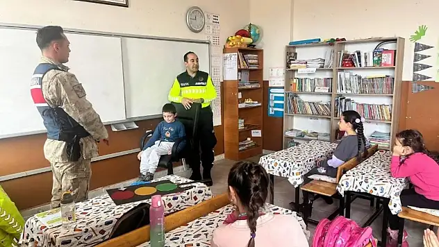Kars'ta Jandarma'dan miniklere büyük trafik dersi