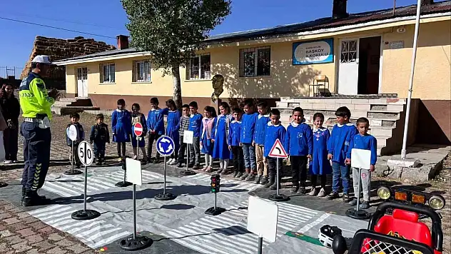 Kars'ta Jandarma, Öğrencilere Trafik Eğitimi Veriyor