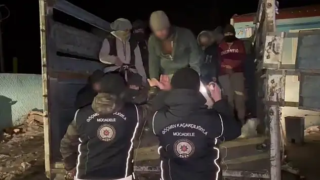 Kars'ta kaçan araçtan 19 düzensiz göçmen çıktı
