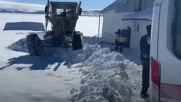 Kars'ta Kapalı Köy Yolu Açıldı, Hasta Vatandaş Hastaneye Ulaştırıldı