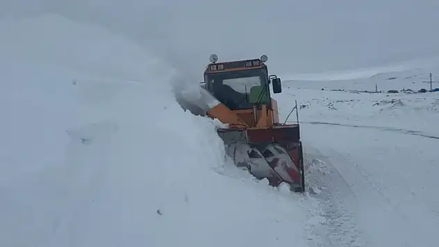Kars'ta Kar Alarmı: 4 Metrelik Karla Zorlu Mücadele