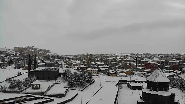 Kars'ta kar alarmı: 70 köy yolu ulaşıma kapandı