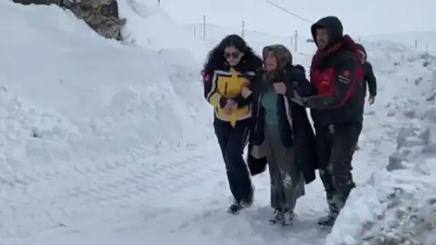 Kars'ta kar esareti: Ambulans yolda kaldı, ekipler seferber oldu