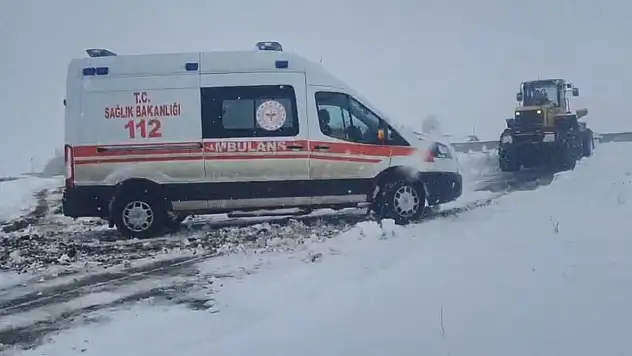 Kars'ta Kar Esareti: Mahsur Kalan Ambulanslar İş Makineleriyle Kurtarıldı