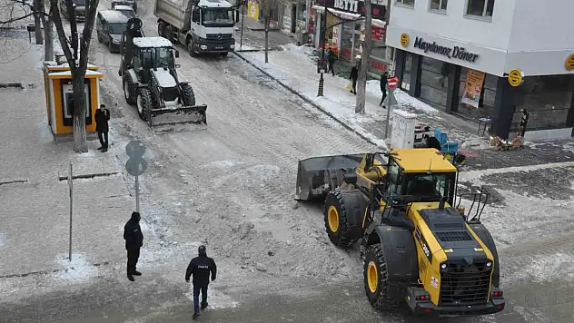 Kars'ta kar sonrası ekipler alarma geçti