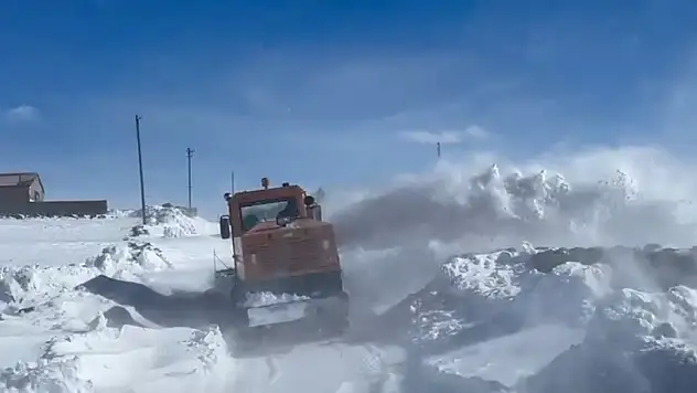 Kars'ta kar ve tipi köy yollarını yuttu