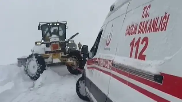 Kars'ta Kar Yağışı Etkisini Sürdürüyor: Kapalı Köy Yollarına Müdahale