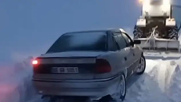 Kars'ta kara saplanan aracı traktör kurtardı