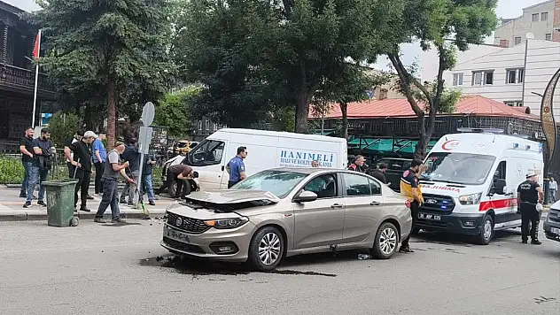 Kars'ta kavşakta feci kaza: 3 yaralı