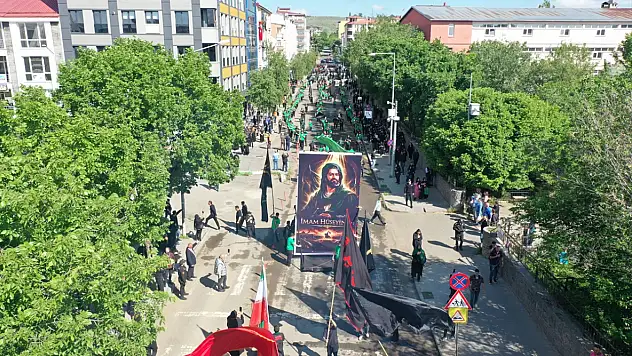 Kars'ta Kerbela şehitleri için binlerce kişilik matem yürüyüşü düzenlendi