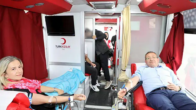 Kars'ta Kızılay Haftası Etkinliği: Vali Polat Kan Bağışında Bulundu