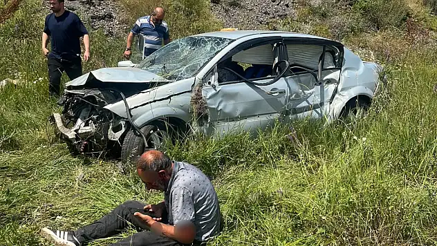 Kars'ta kontrolden çıkan otomobil şarampole devrildi: 2 yaralı