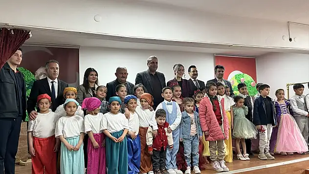 Kars'ta köy çocuklarından büyük sahne performansı