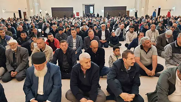 Kars'ta Kurban Bayramı namazı yoğun katılımla camilerde kılındı, protokol bayramlaştı.