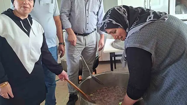 Kars'ta mahalle sakinlerinden üniversite öğrencilerine bayram ikramı dayanışması