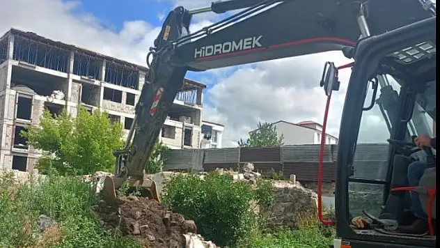 Kars'ta metruk yapılar yıkılıyor, halkın güvenliği artırılıyor ve çevre düzenleniyor