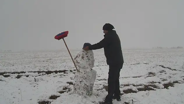 Kars'ta Mevsimin İlk Karı Düştü, Vatandaşlardan Kardan Adam Yapımı Başladı