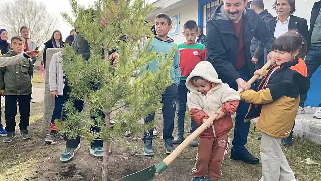 Kars'ta Milli Ağaçlandırma Günü'nde fidan dikim etkinliği düzenlendi