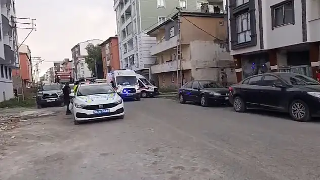 Kars'ta motosikletli saldırgan 2 kişiyi vurup kaçtı