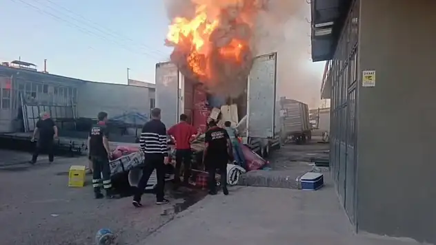 Kars'ta nakliye kamyonu alevlere teslim oldu: Ev eşyaları kül oldu