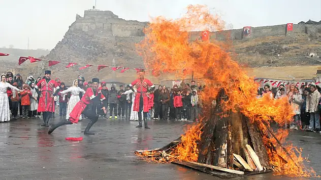 Kars'ta Nevruz ateşi yakıldı, demir dövüldü