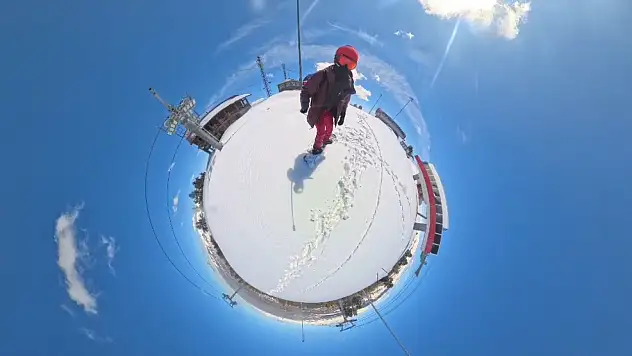 Kars'ta nisanda kar macerası: Zirveye yürüyüp bahar ortasında snowboard yaptılar