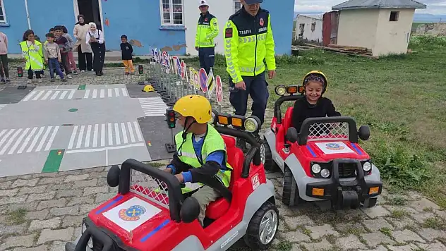 Kars'ta Öğrencilere Trafik Güvenliği Eğitimi Verildi