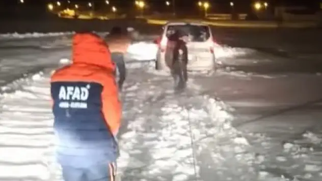 Kars'ta Olumsuz Hava Koşulları Nedeniyle Mahsur Kalan Araçlar Kurtarıldı