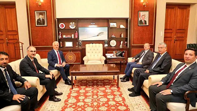 Kars'ta Önemli Ziyaret: Gençlik ve Spor ile Ulaştırma Bakanlığı Yetkilileri Valilikte