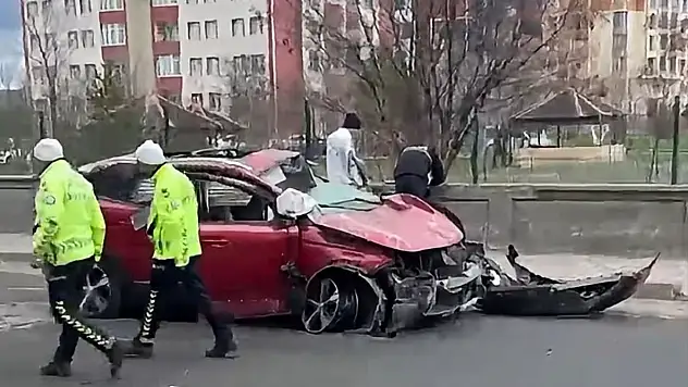 Kars'ta otomobil bahçe duvarına çarptı: 1 ölü, 1 yaralı