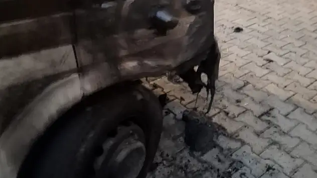 Kars'ta park halindeki pikap yandı, itfaiye yangını kısa sürede söndürdü!