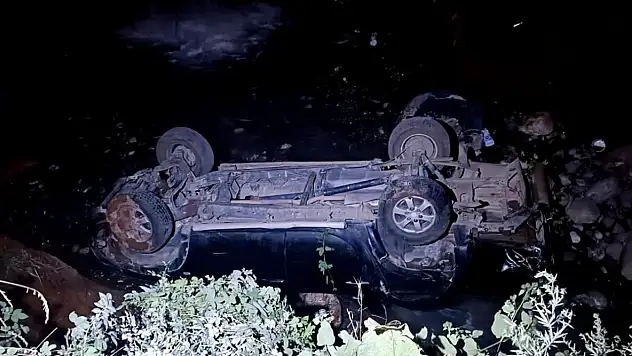Kars'ta pikap dereye düştü: 3 kişi yaralandı