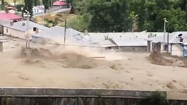 Kars'ta sağanak: Sel ve heyelan 8 köyü vurdu, yollar kapandı
