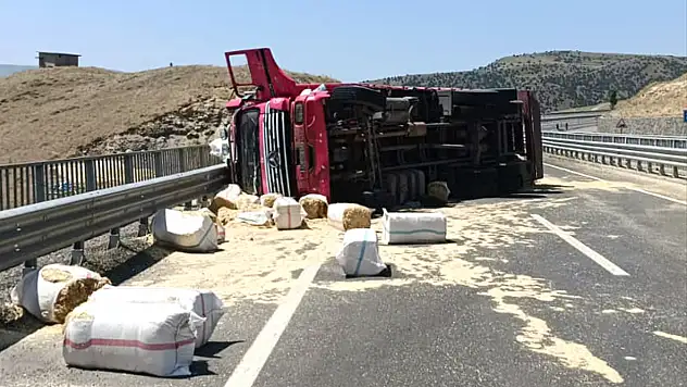 Kars'ta saman yüklü kamyon devrildi: 1 yolcu yaralandı