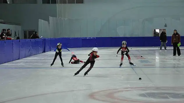 Kars'ta Short Track Türkiye birinciliği yarışları başladı