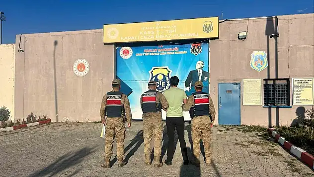 Kars'ta silahlı tehdit suçundan aranan kişi jandarma tarafından yakalandı