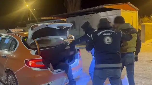 Kars'ta taksinin bagajından çıkan göçmenler Ağrı'ya gönderildi