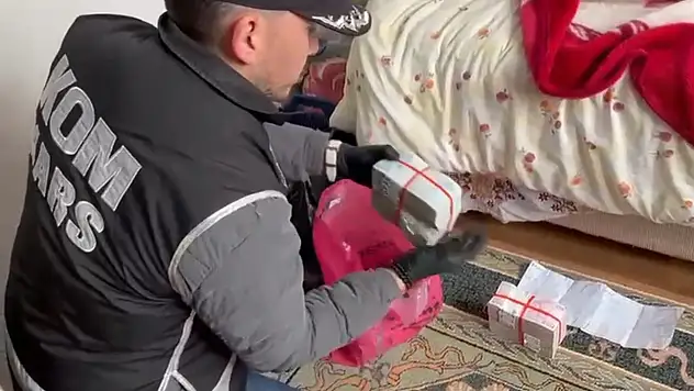 Kars'ta tefecilere darbe: Evlerden milyonlar çıktı