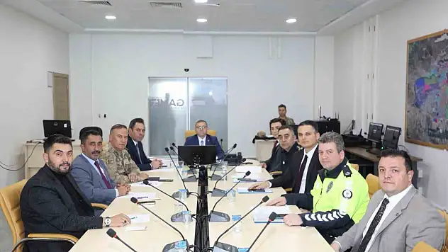 Kars'ta trafik güvenliği için yol levhaları sadeleştiriliyor