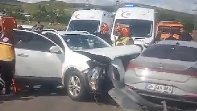 Kars'ta üç aracın karıştığı zincirleme kaza: 8 yaralı