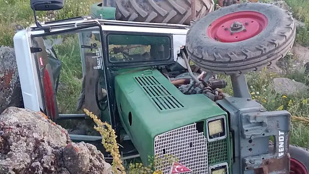 Kars'ta yayla yolunda can pazarı! Traktör takla attı