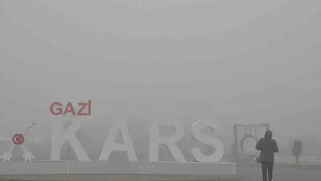 Kars'ta yoğun sis: Görüş mesafesi 5 metreye düştü! Sürücüler zor anlar yaşıyor